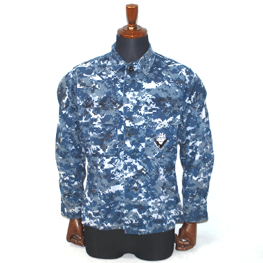 米軍放出品 軍用実物

U.S.NAVY BDU JACKET NWU迷彩 

カラー：NWU迷彩

サイズ：S-S
身幅：約52cm　着丈：約67cm
肩幅：約44cm　袖丈：約56cm　袖下：約50cm

素材：コットン50％　ナイロン50％

BLOUSE WORKING US NAVY

アメリカ海軍で使用されているNWU迷彩ユニフォームです。

両胸と肩にポケットが2つずつ付いており、小物などを収納できます。
前面はボタンで留める仕様、袖口もボタンで調整できます。

※ワッペンは外されており、首元、肩甲骨あたりに色褪せを感じます。

※左ひじに約2cm程の赤いペンキ痕のようなものがございます。

※米軍放出品の為、画像の程度とは若干異なる場合がございますので予めご了承下さい。
(キズ、へこみ、汚れ、穴あき、ほつれ、色味、文字書入れ(名前、ナンバー)など