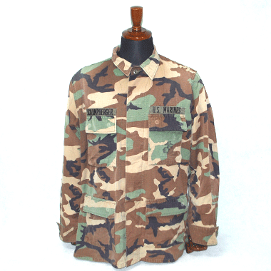 COAT HOT WEATHER WOODLAND CAMO PATTERN COMBAT ワッペン付き リップストップ

カラー：WOODLAND

サイズ：M-L
身幅：約58cm　着丈：約79cm
肩幅：約46cm　袖丈：約63cm　袖下：約56cm

素材：50％コットン 50％ナイロン

リップストップ生地

今ではほとんど放出されないウッドランド迷彩。

胸ポケットに海兵隊紋章がプリントされております。

※全体的に色褪せを感じますがユーズド・古着感もありファッションアイテムとしておススメです。

※米軍放出品の為、画像の程度とは若干異なる場合がございますので予めご了承下さい。
(キズ、へこみ、汚れ、穴あき、ほつれ、色味、文字書入れ(名前、ナンバー)など