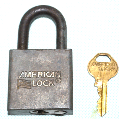 米軍放出品

AMERICAN LOCK 南京錠 MADE IN USA 迷彩柄

カラー：ブラウン

うっすら迷彩柄になっております。

サイズ：約8×4.5×2cm

重量感あります。

※本体にサビなどがある箇所がございますが開閉はスムーズで問題なく使用できます。

ボックス施錠やキャンプグッズなどにいかがでしょうか。

※米軍放出品の為、画像の程度とは若干異なる場合がございますので予めご了承下さい。
(キズ、へこみ、汚れ、穴あき、ほつれ、色味、文字書入れ(名前、ナンバー)など