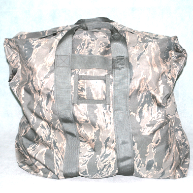 米軍放出品
KIT BAG FLYERS フライヤーズキットバッグ アビエイターバッグ ABU

カラー：ABU

サイズ：約50×55×29cm

素材：ナイロン

US KIT BAG 通称「アビエイターバッグ」や
「フライヤーズキットバッグ」とも呼ばれています。

大型バッグなので旅行やアウトドア、遠征などに便利なバッグです。

※中古品の為、内側の防水加工が劣化によりべたつきがございます。ご理解の上購入下さい。

※米軍放出品の為、画像の程度とは若干異なる場合がございますので予めご了承下さい。
(キズ、へこみ、汚れ、穴あき、ほつれ、色味、文字書入れ(名前、ナンバー)など