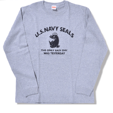 US NAVY SEALS 海豹 ロングスリーブシャツ グレー

カラー：グレー

サイズ：S/M/L/XL
S：身幅：50cm　着丈：63cm　肩幅：42cm　袖丈：60cm
M：身幅：53cm　着丈：65cm　肩幅：45cm　袖丈：61cm
L：身幅：56cm　着丈：70cm　肩幅：48cm　袖丈：63cm
XL：身幅：58cm　着丈：75cm　肩幅：51cm　袖丈：64cm

素材：コットン100％

7.1oz　HEAVEY WEIGHT

アメリカ海軍の特殊部隊であるNavy SEALsの有名なモットーがプリントされております。

「the Only Easy Day Was Yesterday」
（安息の日々は昨日まで)

※写真より少し暗めのヘザーグレーになります。