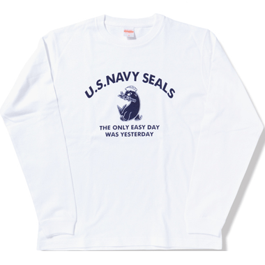 US NAVY SEALS 海豹 ロングスリーブシャツ ホワイト

カラー：ホワイト

サイズ：S/M/L/XL
S：身幅：50cm　着丈：63cm　肩幅：42cm　袖丈：60cm
M：身幅：53cm　着丈：65cm　肩幅：45cm　袖丈：61cm
L：身幅：56cm　着丈：70cm　肩幅：48cm　袖丈：63cm
XL：身幅：58cm　着丈：75cm　肩幅：51cm　袖丈：64cm

素材：コットン100％

7.1oz　HEAVEY WEIGHT

アメリカ海軍の特殊部隊であるNavy SEALsの有名なモットーがプリントされております。

「the Only Easy Day Was Yesterday」
（安息の日々は昨日まで)