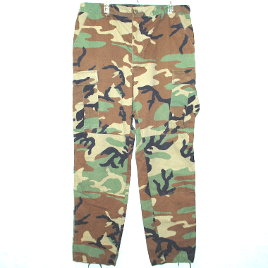 米軍放出品 軍用実物

TROUSER TEMPERATE WOODLAND COMBAT BDUパンツ 

カラー：WOODLAND

素材：コットン50％　ナイロン50％

ノンリップ

定番のウッドランドカラーパンツ

温暖な気候で着用がメインとなります。程よい軽量感です。

ウエストは両サイドにサイズ調整のコードございます。

裾部分にも縛るヒモがございます。

サバゲー・普段使いにいかがでしょうか。

※画像のコンディションは中古良品になります。

※米軍放出品の為、画像の程度とは若干異なる場合がございますので予めご了承下さい。
(キズ、へこみ、汚れ、穴あき、ほつれ、色味、文字書入れ(名前、ナンバー)など

L-XL　ウエスト：約100cm　股下：約95cm
