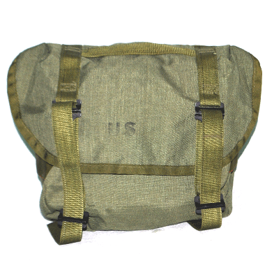 米軍放出品 軍用実物

US BUTT PACK ブットパック OD

カラー：OD

サイズ：約22×25×16cm

素材：ナイロン

お持ちの自転車やバイクなどに取り付けるのもあり！

USの印字ございます。

※背面のカードポケットが切れております。

※米軍放出品の為、画像の程度とは若干異なる場合がございますので予めご了承下さい。
(キズ、へこみ、汚れ、穴あき、ほつれ、色味、文字書入れ(名前、ナンバー)など