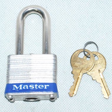 米軍放出品

MASTER LOCK 南京錠 シルバー

カラー：シルバー

サイズ：約8×4cm

重量：約200g

世界各国で使用されているMASTERLOCK。

お持ちのボックスやペリカンケースとご一緒にいかがでしょうか。

※米軍放出品の為、画像の程度とは若干異なる場合がございますので予めご了承下さい。
(キズ、へこみ、汚れ、穴あき、ほつれ、色味、文字書入れ(名前、ナンバー)など