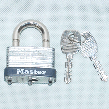 米軍放出品

MASTER LOCK 南京錠 シルバー

カラー：シルバー

サイズ：約6×4.5cm

重量：約200g

世界各国で使用されているMASTERLOCK。

ロック時にカギを差し込み、半回転だけ回して解錠します。

お持ちのボックスやペリカンケースとご一緒にいかがでしょうか。

※米軍放出品の為、画像の程度とは若干異なる場合がございますので予めご了承下さい。
(キズ、へこみ、汚れ、穴あき、ほつれ、色味、文字書入れ(名前、ナンバー)など