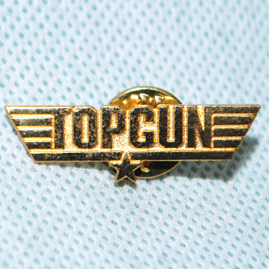 米軍放出品

TOPGUN ピンバッチ ゴールド

カラー：ゴールド

サイズ：約1×3cm

ミリタリーファンにはたまらないTOPGUNのピンバッチ。

※わずかにサビがある感じがございますが気になる程ではございません。

※米軍放出品の為、画像の程度とは若干異なる場合がございますので予めご了承下さい。
(キズ、へこみ、汚れ、穴あき、ほつれ、色味、文字書入れ(名前、ナンバー)など