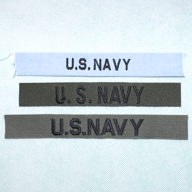 米軍放出品 軍用実物

US NAVY アメリカ海軍 ネームテープ 刺繍テープ3本セット ブルー/OD

カラー：ブルー/OD

サイズ：約2.5×18-20cm
※横幅は若干サイズが異なりますのでご了承ください。

素材：コットン
※ブルーはコットンナイロン混紡生地

3本セット

※ベルクロは付いておりません。

ジャケットのカスタムなどにいかがでしょうか。

※米軍放出品の為、画像の程度とは若干異なる場合がございますので予めご了承下さい。
(キズ、へこみ、汚れ、穴あき、ほつれ、文字書入れ(名前、ナンバー)など