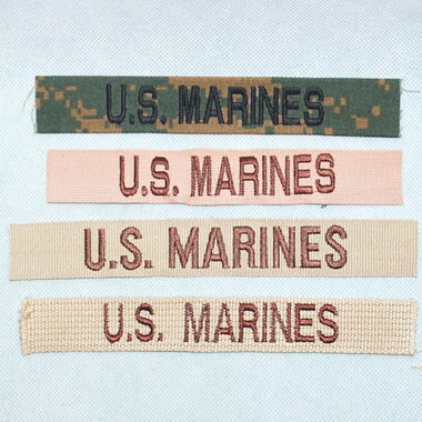 米軍放出品 軍用実物

USMC アメリカ海兵隊 ネームテープ 刺繍テープ 4本セットカーキ/マーパット

カラー：カーキ/マーパット

サイズ：約2.5×16.5-19cm
※横幅は若干サイズが異なりますのでご了承ください。

素材：コットン
※マーパットはコットンナイロン混紡生地

4本セット

※ベルクロは付いておりません。

ジャケットのカスタムなどにいかがでしょうか。

※米軍放出品の為、画像の程度とは若干異なる場合がございますので予めご了承下さい。
(キズ、へこみ、汚れ、穴あき、ほつれ、文字書入れ(名前、ナンバー)など