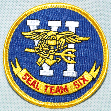 米軍放出品

SEALS TEAM SIX ミリタリーワッペン 刺繍 ブルー

カラー：ブルー/イエロー

サイズ：直径約7.5cm

※ベルクロはついておりません。

※米軍放出品の為、画像の程度とは若干異なる場合がございますので予めご了承下さい。
(キズ、へこみ、汚れ、穴あき、ほつれ、色味、文字書入れ(名前、ナンバー)など