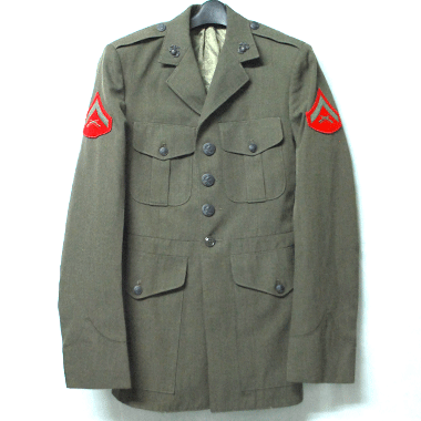 米軍放出品 軍用実物

COAT MANS GREEN POLY/WOOL USMC ドレスジャケット OD

カラー：OD

サイズ：37L
身幅：約43cm　着丈：約81cm
肩幅：約42cm　袖丈：約68cm　袖下：約50cm

素材：ポリ55％　ウール45％

MADE IN USA

式典などで着用されるアメリカ海兵隊のドレスジャケットです。

肩にはエポレット、襟章、腕に階級章ワッペン付き

胸、ウエストにポケット、内側の胸部分にもポケットがございます。

コスプレにいかがでしょうか。

※米軍放出品の為、画像の程度とは若干異なる場合がございますので予めご了承下さい。
(キズ、へこみ、汚れ、穴あき、ほつれ、色味、文字書入れ(名前、ナンバー)など