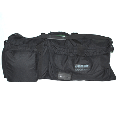 米軍放出品

BLACKHAWK! ブラックホーク 大型バッグ CROWD CONTROL BAG ブラック

カラー：ブラック

サイズ：約31×90×28cm

素材：ナイロン

ブラックホークの大型バッグです。

上部、左右にハンドルがついております。

取り外し可能なショルダーストラップもついております。

形を保つプレートは内部から取り外すことができます。

中古品ですが。特記する汚れキズがない美品です。

定価28,000円程

※米軍放出品の為、画像の程度とは若干異なる場合がございますので予めご了承下さい。
(キズ、へこみ、汚れ、穴あき、ほつれ、色味、文字書入れ(名前、ナンバー)など