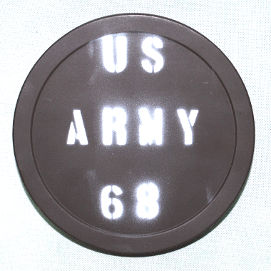 米軍放出品

US ARMY スチール缶

カラー：ブラウン

サイズ：直径約18cm　高さ：約4cm

フタにUS ARMY 68とペイントが施されております。

小物入れにするとおしゃれです。

※米軍放出品の為、画像の程度とは若干異なる場合がございますので予めご了承下さい。
(キズ、へこみ、汚れ、穴あき、ほつれ、色味、文字書入れ(名前、ナンバー)など