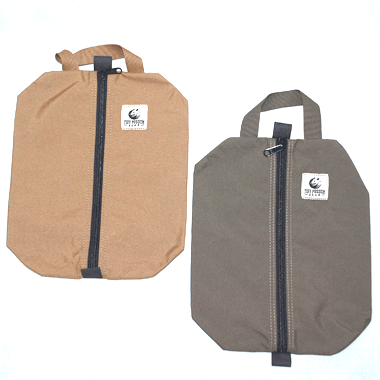 米軍放出品

TUFF POSSUM GEAR ナイロンポーチ

カラー：コヨーテ　OD

サイズ：約30×25cm

素材：ナイロン

YKKジッパー使用

シンプルなポーチです。

上下にループがついておりますのでバックパックなどに取り付け可能です。

普段使いでもおしゃれです。

※米軍放出品の為、画像の程度とは若干異なる場合がございますので予めご了承下さい。
(キズ、へこみ、汚れ、穴あき、ほつれ、色味、文字書入れ(名前、ナンバー)など