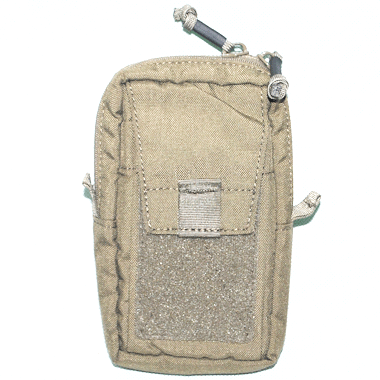 米軍放出品 

HELIKON-TEX ヘリコンテックス NAVTEL POUCH ナブテルポーチ カーキ

カラー：カーキ

サイズ：約17×11×4cm

素材：ナイロン

CORUDAナイロン使用

スマートフォンなどの小物を収納するポーチ

バックパックのショルダーストラップやウエストベルトなどにつけます。

フロント部分はベルクロ付き

内部は荷物を固定するゴムバンドございます。

※米軍放出品の為、画像の程度とは若干異なる場合がございますので予めご了承下さい。
(キズ、へこみ、汚れ、穴あき、ほつれ、色味、文字書入れ(名前、ナンバー)など