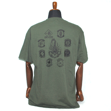 米軍放出品

USMC AIRCRAFT GROUP TEAM MAG 11 海洋航空機グループ11 Tシャツ OD

カラー：OD

サイズ：M/L/XL
M:着丈：約70cm　身幅：約48cm　肩幅：約45cm　袖丈：約20cm

L:着丈：約73cm　身幅：約53cm　肩幅：約53cm　袖丈：約21cm

XL:着丈：約80cm　身幅：約56cm　肩幅：約55cm　袖丈：約21.5cm

素材：コットン100％

バックに各飛行隊の記章がプリントされております。

※胸のワンポイントプリントですが、
サイズM/Lは真ん中にスコーピオンで、サイズXLは数字「11」と航空機があるパターンになります。

※新品未使用ですが、放出品の為若干の汚れがある場合がございます。予めご了承ください。

※米軍放出品の為、画像の程度とは若干異なる場合がございますので予めご了承下さい。
(キズ、へこみ、汚れ、穴あき、ほつれ、色味、文字書入れ(名前、ナンバー)など