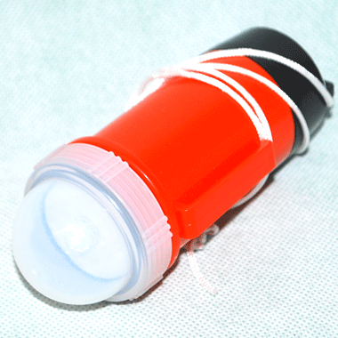 米軍放出品 軍用実物

LIGHT MARKER DISTRE マーカーライト オレンジ

カラー：オレンジ

サイズ：約12cm　直径約4cm

素材：プラスチック

LEDのホワイトライトです。

軽量で持ち運びもラクラク。

単三電池1本で使用可能。

後ろのボタンを押すと約1秒間隔で点滅します。

マップなど、手元を照らす程度の明るさです。

※電池は付属しません。

※米軍放出品の為、画像の程度とは若干異なる場合がございますので予めご了承下さい。
(キズ、へこみ、汚れ、穴あき、ほつれ、色味、文字書入れ(名前、ナンバー)など