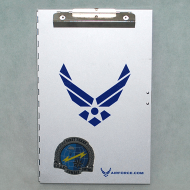 米軍放出品

USAF ミリタリー レターボックス バインダーボックス シルバー

カラー：シルバー

サイズ：約36×24cm

素材：スチール

フロント面には上部にバインダー、空軍紋章などがございます。

内部は2段になっております。

ご自宅やオフィスにいかがでしょうか。

※米軍放出品の為、画像の程度とは若干異なる場合がございますので予めご了承下さい。
(キズ、へこみ、汚れ、穴あき、ほつれ、色味、文字書入れ(名前、ナンバー)など