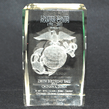 米軍放出品

USMC 236TH BIRTHDAY BALL 2011 記念品

カラー：クリア

サイズ：約7.7×5cm

素材：ガラス

重量感ございます。

※ケースは付属しておりません。

※米軍放出品の為、画像の程度とは若干異なる場合がございますので予めご了承下さい。
(キズ、へこみ、汚れ、穴あき、ほつれ、色味、文字書入れ(名前、ナンバー)など