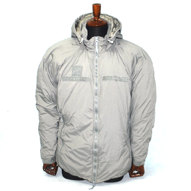 米軍放出品 軍用実物

PARKA EXTREME COLD WEATHER GENERATION 3 LAYER 7

カラー：グレー

サイズ：S-R
着丈：約74cm　身幅：約60cm　裄丈：約93cm

素材：ナイロン ポリエステル 綿

ほぼ未着用です。新品に近いコンディションです。

中綿のふんわり感も残っております。

※米軍放出品の為、画像の程度とは若干異なる場合がございますので予めご了承下さい。
(キズ、へこみ、汚れ、穴あき、ほつれ、色味、文字書入れ(名前、ナンバー)など

