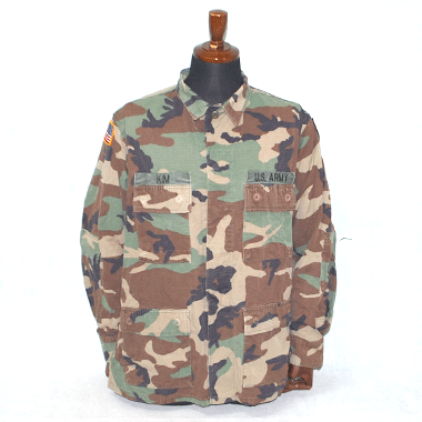 米軍放出品 軍用実物

COAT HOT WEATHER WOODLAND CAMO PATTERN COMBAT ワッペン付き リップストップ

カラー：WOODLAND

サイズ：L-R
身幅：約62cm　着丈：約77cm
肩幅：約47cm　袖丈：約63cm　袖下：約56cm

素材：50％コットン 50％ナイロン

リップストップ生地

今ではほとんど放出されないウッドランド迷彩です。

両肩に部隊章、国旗ワッペン、胸ポケットにブランチテープ、ネームテープございます。

サバゲーにいかがでしょうか。

古着としてもお楽しみいただけます。

※米軍放出品の為、画像の程度とは若干異なる場合がございますので予めご了承下さい。
(キズ、へこみ、汚れ、穴あき、ほつれ、色味、文字書入れ(名前、ナンバー)など