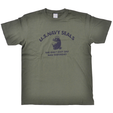 US NAVY SEALS 海豹 Tシャツ OD

カラー：OD

サイズ：S/M/L/XL
S　着丈:約62cm　身幅:約49cm　肩幅:約44cm　袖丈:約19cm
M　着丈:約66cm　身幅:約52cm　肩幅:約48cm　袖丈:約19cm
L　着丈:約71cm　身幅:約56cm　肩幅:約52cm　袖丈:約21cm
XL 着丈:約73cm　身幅:約59cm　肩幅:約54cm　袖丈:約23cm

素材：コットン100％

アメリカ海軍の特殊部隊であるNavy SEALsの有名なモットー「the Only Easy Day Was Yesterday」（安息の日々は昨日まで）を抜染/染込みプリントしたTシャツです。

日々の訓練や実戦など隊員達の厳しい日常が想像できます。

洗濯を繰り返してもプリント部分が割れずに長期間着用できます。