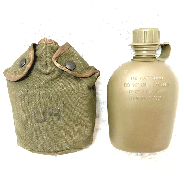 米軍放出品 軍用実物

1QT キャンティーン ポーチセット キャンバス生地 M1956 OD

カラー：OD

サイズ：約21×15×8cm

素材：本体：プラスチック　ポーチ：キャンバス

いまではあまり見かけないコットンタイプです。

※製造年代によって画像と色味、印字が異なります。

※米放出品の為、画像の程度とは若干異なる場合がございますので予めご了承下さい。
(キズ、へこみ、汚れ、穴あき、ほつれ、文字書入れ(名前、ナンバー)など