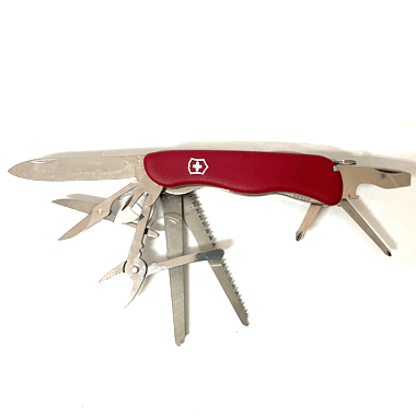 米軍放出品

VICTORINOX マルチツール レッド

カラー：レッド

サイズ：約11x3x3cm

使用回数少ないです。

サビ等見られません。

キャンプ、ブッシュクラフト、山登りのツールアイテムとして。

※米軍放出品の為、画像の程度とは若干異なる場合がございますので予めご了承下さい。
(キズ、へこみ、汚れ、穴あき、ほつれ、色味、文字書入れ(名前、ナンバー)など