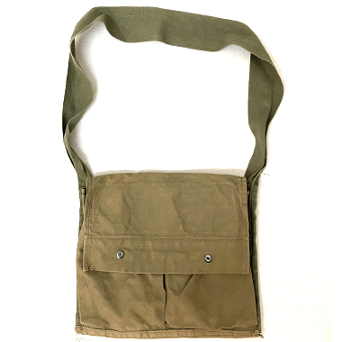 米軍放出品 軍用実物

US INSTRUCTION SHEET M18A1 ANTIPERSONNEL MINE BAG ボタン開閉式

カラー：OD

サイズ：約27x30cm

素材：コットン

M18A1クレイモア地雷フィールドパック1967
アメリカ軍の使用する指向性対人地雷用を二個収納するバッグになります。

普段使いのバッグとしてもおすすめです。

※米放出品の為、画像の程度とは若干異なる場合がございますので予めご了承下さい。
(キズ、へこみ、汚れ、穴あき、ほつれ、文字書入れ(名前、ナンバー)など