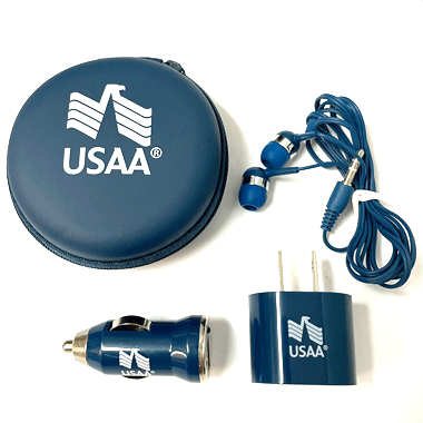 米軍放出品

USAA イヤフォン セット

カラー：ブルー

サイズ(ポーチ):直径約9cm

USAA：アメリカ軍の軍人、軍属およびその家族を対象とした金融業、保険業を専門とする会社。

USAAのイヤフォン、シガーソケット、USBのコンセント、専用ポーチの4点セットになります。

コレクションにいかがでしょうか。

※米軍放出品の為、画像の程度とは若干異なる場合がございますので予めご了承下さい。
(キズ、へこみ、汚れ、穴あき、ほつれ、色味、文字書入れ(名前、ナンバー)など