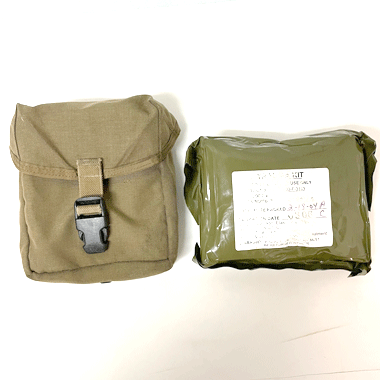 米軍放出品 軍用実物

USMC TRAUMA KIT IFAK ポーチ付き 中身未開封品！

カラー：コヨーテ

サイズ：
ポーチ：約16×15×6cm

未開封品の為、セット内容は不明です。

※ポーチ内部、若干べたつきございます。

※米軍放出品の為、画像の程度とは若干異なる場合がございますので予めご了承下さい。
(キズ、へこみ、汚れ、穴あき、ほつれ、文字書入れ(名前、ナンバー)など