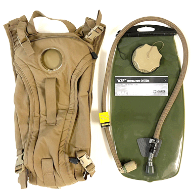 米軍放出品 軍用実物

USMC TACTICAL 3L HYDRATION SYSTEM コヨーテ

カラー：コヨーテ

サイズ：3L 100oz

SOURCE社製

※カバーですが、内側ベタつき、ナイロンの劣化により独特な臭いがございます。

ハイドレーション本体は新品未使用です。

あまり見かけないタイプです。

※米軍放出品の為、画像の程度とは若干異なる場合がございますので予めご了承下さい。
(キズ、へこみ、汚れ、穴あき、ほつれ、色味、文字書入れ(名前、ナンバー)など