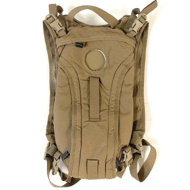 米軍放出品 軍用実物

USMC TACTICAL 3L HYDRATION SYSTEM コヨーテ

カラー：コヨーテ

サイズ：3L 100oz

SOURCE社製

ジッパー取っ手にわずかなキズがある程度で使用感が少ないです。

本体目立ったキズ、べたつきなし。タグもきれいに残ってます。

※若干ですが、ナイロンの劣化により独特な臭いがございます。

※米軍放出品の為、画像の程度とは若干異なる場合がございますので予めご了承下さい。
(キズ、へこみ、汚れ、穴あき、ほつれ、色味、文字書入れ(名前、ナンバー)など