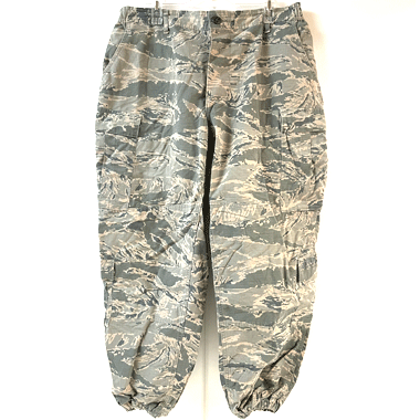 米軍放出品 軍用実物

TROUSERS MENS UTILITY AIR FORCE CAMOUFLAGE PATTERN BDUパンツ ABU

カラー：ABU

サイズ：不明
ウエスト：約86cm(平置き測定）
股下：約77cm

素材：ナイロン50％　コットン50％

リップストップ生地

計8か所にポケットがございます。

カスタムリブ　裾にゴムが入っております。

サバゲー、普段使いにいかがでしょうか。

※米軍放出品の為、画像の程度とは若干異なる場合がございますので予めご了承下さい。
(キズ、へこみ、汚れ、穴あき、ほつれ、文字書入れ(名前、ナンバー)など

【戦闘服 USAF 空軍パンツ ミリタリーファッション ミリタリーコーデ 古着 】
