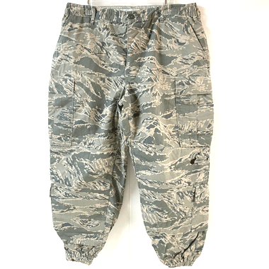 米軍放出品 軍用実物

TROUSERS MENS UTILITY AIR FORCE CAMOUFLAGE PATTERN BDUパンツ ABU

カラー：ABU

サイズ：36R
ウエスト：約86cm(平置き測定）
股下：約72cm

素材：ナイロン50％　コットン50％

リップストップ生地

計8か所にポケットがございます。

カスタムリブ　裾にゴムが入っております。

サバゲー、普段使いにいかがでしょうか。

※左サイドポケット付近に直径約3cmほどの黒いインク汚れございます。

※米軍放出品の為、画像の程度とは若干異なる場合がございますので予めご了承下さい。
(キズ、へこみ、汚れ、穴あき、ほつれ、文字書入れ(名前、ナンバー)など

【戦闘服 USAF 空軍パンツ ミリタリーファッション ミリタリーコーデ 古着 】