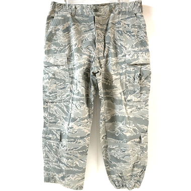 米軍放出品 軍用実物

TROUSERS MENS UTILITY AIR FORCE CAMOUFLAGE PATTERN BDUパンツ ABU

カラー：ABU

サイズ：36R
ウエスト：約86cm(平置き測定）
股下：約73cm

素材：ナイロン50％　コットン50％

ノンリップ

計8か所にポケットがございます。

カスタムリブ　裾にゴムが入っております。右裾のみ中でゴムがきれております。

サバゲー、普段使いにいかがでしょうか。

※色褪せございます。

※米軍放出品の為、画像の程度とは若干異なる場合がございますので予めご了承下さい。
(キズ、へこみ、汚れ、穴あき、ほつれ、文字書入れ(名前、ナンバー)など

【戦闘服 USAF 空軍パンツ ミリタリーファッション ミリタリーコーデ 古着 】