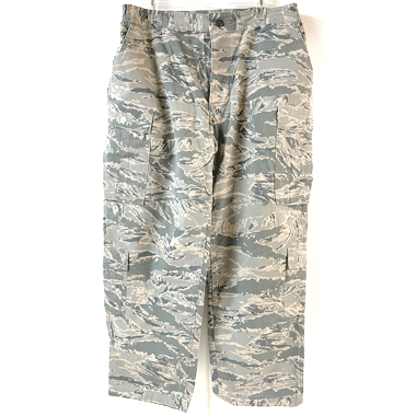 米軍放出品 軍用実物

TROUSERS MENS UTILITY AIR FORCE CAMOUFLAGE PATTERN BDUパンツ ABU

カラー：ABU

サイズ：不明
ウエスト：約86cm(平置き測定）
股下：約78cm

素材：ナイロン50％　コットン50％

リップストップ生地

計8か所にポケットがございます。

サバゲー、普段使いにいかがでしょうか。

※米軍放出品の為、画像の程度とは若干異なる場合がございますので予めご了承下さい。
(キズ、へこみ、汚れ、穴あき、ほつれ、文字書入れ(名前、ナンバー)など

【戦闘服 USAF 空軍パンツ ミリタリーファッション ミリタリーコーデ 古着 】