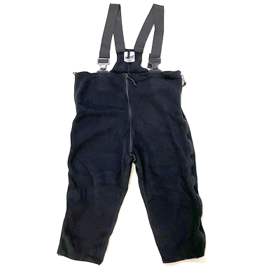 米軍放出品 軍用実物

DSCP OVERALLS COLD WEATHER SYNTHETIC FLEECE ブラック

カラー：ブラック

サイズ：各詳細にて掲載

素材：ポリエステル100％

POLARTEC社製の軍用オーバーオールフリースパンツです。

パンツ用ライナーで保温性を高めます。

股下まであるフロントジッパー、上部から足元まで開閉できるサイドジッパーがございます。

バックルはMADE IN USA のITWジッパーを使用。

冬場のキャンプ、早朝のウォーキング、サバゲー前のアウターとして。

ミリタリーファッションとしてもおすすめの一着です。