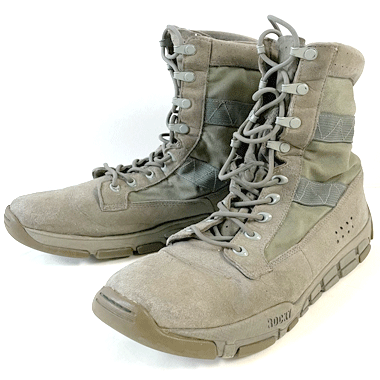 米軍払い下げ品

ROCKY 1073 C4 TRAINER コンバットブーツ

カラー：セージグリーン

サイズ：11.5M(29.5cm)

通常のコンバットブーツよりも比較的軽量で
フィット感のある作りになっております。

※アウトソールに擦れを感じますが、着用に問題ございません。

※米軍放出品の為、画像の程度とは若干異なる場合がございますので予めご了承下さい。
(キズ、へこみ、汚れ、穴あき、ほつれ、色味、文字書入れ(名前、ナンバー)など