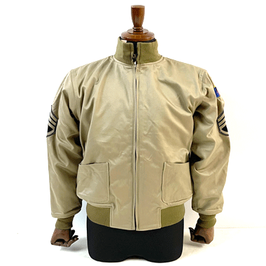 HOUSTON/ヒューストン

HOUSTON US ARMY TANK COMANDERS JACKET タンカースジャケット TAN

カラー：TAN

サイズ：各サイズ詳細にて掲載

素材：コットン

MADE IN JAPAN

2014年に公開された、ブラッド・ピット主演映画「ヒューリー」でドン・ウォーダディー・コリアーが着用していたタンカースジャケットを再現したモデル。

両腕には階級と師団のパッチをデザインし、表地は光沢感のあるコットン素材を採用し着用に応じて現れる、経年劣化も魅力の一つ。

裏地にはブランケットライニングをデザインし、保温性を高めている。

