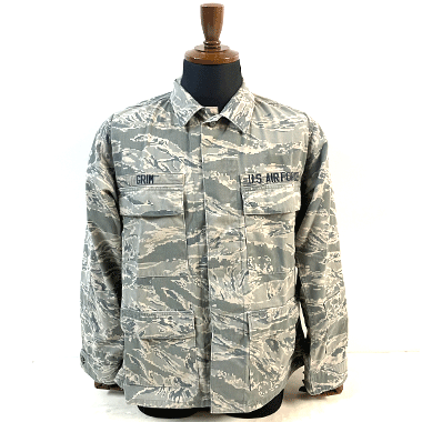 米軍放出品 軍用実物

COATS MANS UTILITY AIR FORCE CAMOUFLAGE PATERN BDUジャケット ABU

カラー：ABU

サイズ：38R
着丈：約73cm　身幅：約52cm
肩幅：約41cm　袖丈：約64cm

素材：コットン50%　ナイロン50％

ノンリップ生地

階級章、ブランチテープございます。

※米軍放出品の為、画像の程度とは若干異なる場合がございますので予めご了承下さい。
(キズ、へこみ、汚れ、穴あき、ほつれ、文字書入れ(名前、ナンバー)など