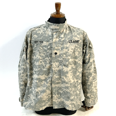 米軍放出品 軍用実物

US COAT ARMY COMBAT UNIFORM BDUジャケット ワッペン付き ACU

カラー：ACU

サイズ：M-R
着丈：約73cm　身幅：約58cm
肩幅：約45cm　袖丈：約64cm

素材：ナイロン50％　コットン50％

US ARMY ACU ジャケット COMBAT UNIFORM
COAT ARMY COMBAT UNIFORM

アメリカ陸軍戦闘服「ACU」市街地戦用のデジタル迷彩服。

両肩、両胸にそれぞれポケットがあり、袖先にはペン刺しポケットがあり、フルジッパーで開閉となっております。

ネームテープ、胸元にはパッチ付き

デザインはもちろんのこと、ポケットも多数あり機能的なジャケットとなっております。

※左袖、肩付近に白い汚れがございますが、簡単なお手入れで落ちます。

コレクション、コスプレ、サバイバルゲーム、普段着用にいかがでしょうか?

《ACUジャケット US ARMY 戦闘服 ミリタリージャケット デジタル迷彩 UCP 迷彩ジャケット》