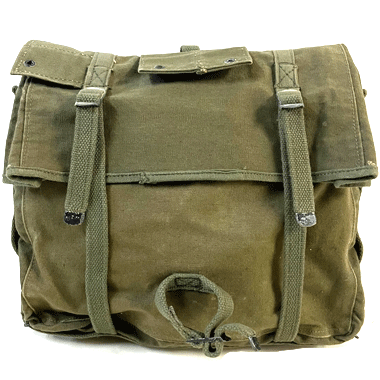 米軍放出品 軍用実物

FIELD PACK CANVAS COMBAT 1967 フィールドパック OD

カラー：OD

サイズ：約30×33×5cm

素材：キャンバス生地

今では滅多に見られない希少品アイテムです。

金具などに白サビなどは見られますが、非常に状態がいいです。

普段使いでも一目置かれるアイテムです。

※米軍放出品の為、画像の程度とは若干異なる場合がございますので予めご了承下さい。
(キズ、へこみ、汚れ、穴あき、ほつれ、文字書入れ(名前、ナンバー)など

【 ベトナム戦 ベト戦 ナム戦 】