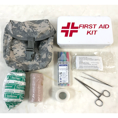 米軍放出品 軍用実物

US FIRST AID KIT ボックスセット

サイズ(ボックス)：約7×20×13cm

スチールボックス、ACUカラーポーチ、ガーゼなどのセット品。

ポーチ、ボックスなどは単体で小物入れとしてお使いいただきます。

※米軍放出品の為、画像の程度とは若干異なる場合がございますので予めご了承下さい。
(キズ、へこみ、汚れ、穴あき、ほつれ、色味、文字書入れ(名前、ナンバー)など