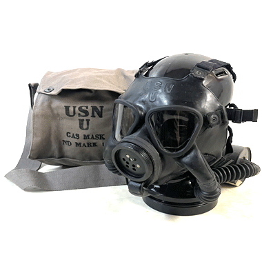 米軍放出品 軍用実物

US NAVY ND GAS MASK MARK IV 専用バッグ付き 

カラー；ブラック

サイズ：フリー
バッグ：約21×25×19cm

素材：ラバー、コットン

新品未使用品です。

デッドストック品の未開封品でしたが、撮影のため、開封しております。

バッグ本体も未使用品ですが、若干、斑点のカビが見られます。簡単な手洗いなどで落ちるかと思います。

※航空搭載不可の場合、船便発送(約1週間)になることがございます。

※米軍放出品の為、画像の程度とは若干異なる場合がございますので予めご了承下さい。
(キズ、へこみ、汚れ、穴あき、ほつれ、色味、印字、文字書入れ(名前、ナンバー)など