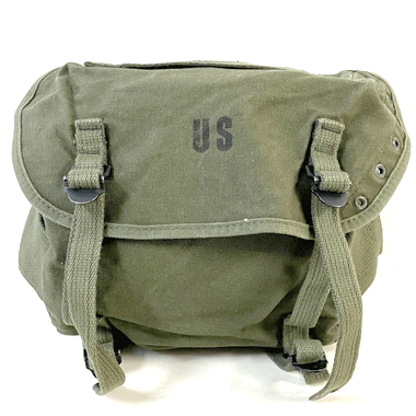 米軍放出品 軍用実物

US FIELD PACK CANVAS フィールドパック OD

カラー：OD

サイズ：約23×20×15cm

素材：コットン

キャンバスフィールドパック　ブットパック

新品未使用品かと思われます。

金具擦れ、本体の擦れ、穴あき、汚れございません。

スタンプもキレイに残っております。

カスタムでショルダーなどを通すと普段使いもできそうです。

※米軍放出品の為、画像の程度とは若干異なる場合がございますので予めご了承下さい。
(キズ、へこみ、汚れ、穴あき、ほつれ、文字書入れ(名前、ナンバー)など