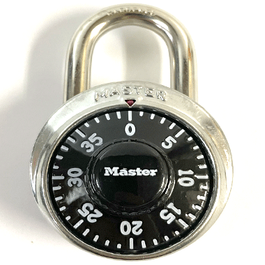 米軍放出品

MASTER LOCK コンビネーションパドロック ダイヤル式

カラー：シルバー

サイズ：約7.5cm　ボディ部分：約45mm

重さ：約100g

【解錠方法】
記載されたナンバーを次の順で合わせます。
時計回りに3周、4周目に1の数字に合わせる。
反時計回りに2周、3周目に2の数字に合わせる。
時計回りに3の数字に合わせる。
最後にシャックル部分を引っ張ると開錠できます。
※番号の変更はできません。

ボックスや盗難防止などに。

※新品未使用品ですが、デッドストック品の為、箱や本体に若干のキズがある場合がございます。

※米軍放出品の為、画像の程度とは若干異なる場合がございますので予めご了承下さい。
(キズ、へこみ、汚れ、穴あき、ほつれ、文字書入れ(名前、ナンバー)など