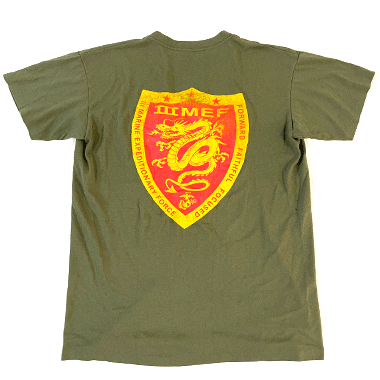 米軍放出品 軍用実物

DUKE USMC ミリタリープリントTシャツ OD

カラー：OD

サイズ：不明(Mサイズほど)
着丈：約66cm　身幅：約47cm　肩幅：約46cm　袖丈：約15.5cm

素材：コットン、ポリの混紡

胸にワンポイント、バックに大きくプリントがございます。

胸デザインの左側に汚れございます。

※米軍放出品の為、画像の程度とは若干異なる場合がございますので予めご了承下さい。
(キズ、へこみ、汚れ、穴あき、ほつれ、文字書入れ(名前、ナンバー)など