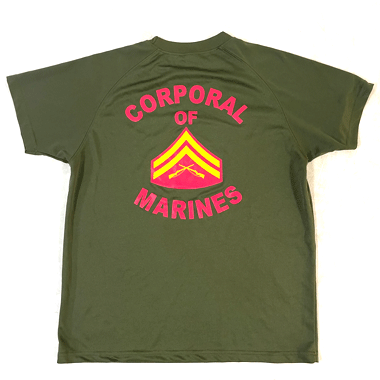 米軍放出品

CORPORALS COURSE ミリタリープリントTシャツ OD

カラー：OD

サイズ：
S
着丈：約60cm　身幅：約48cm　裄丈：約40cm
M
着丈：約62cm　身幅：約50cm　裄丈：約40cm

素材：ポリエステル100％

※米軍放出品の為、画像の程度とは若干異なる場合がございますので予めご了承下さい。
(キズ、へこみ、汚れ、穴あき、ほつれ、色味、文字書入れ(名前、ナンバー)など