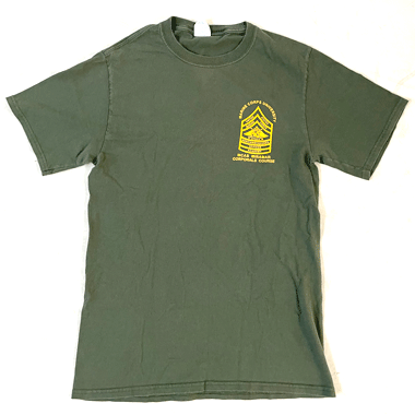 米軍放出品

MCAS ミリタリープリントTシャツ OD

カラー：OD

サイズ：S
着丈:約65cm 身幅:約42cm 肩幅:約39cm 袖丈:約20cm

素材：コットン100％

※米軍放出品の為、画像の程度とは若干異なる場合がございますので予めご了承下さい。
(キズ、へこみ、汚れ、穴あき、ほつれ、文字書入れ(名前、ナンバー)など